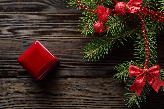 Tavolo in legno con una casella rossa chiusa