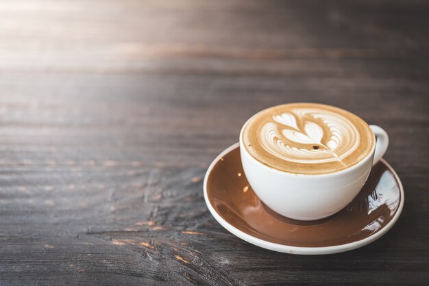 Tavolo in legno con una tazza di caffè