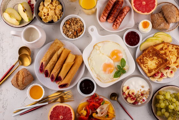 Tavolo piatto pieno di deliziosa composizione alimentare