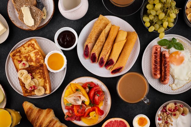 Tavolo piatto pieno di deliziosa composizione alimentare