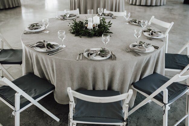 Tavolo servito per festeggiare in stile minimalista