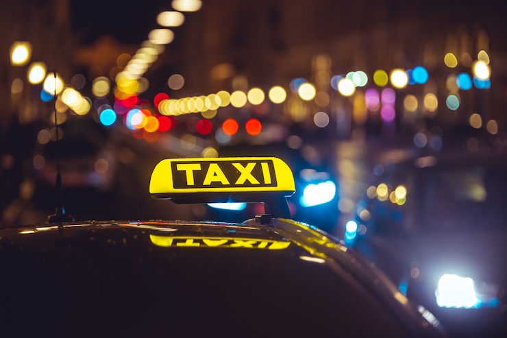 Foto gratuito taxi auto su luci bokeh