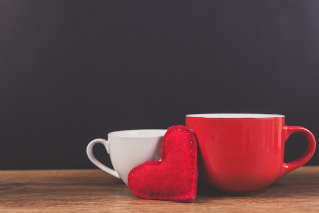 Tazza bianca e rossa con un cuore di peluche