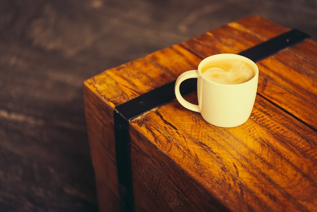 tazza caffè latte sul tavolo