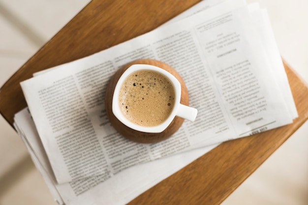 Tazza con caffè caldo sui giornali