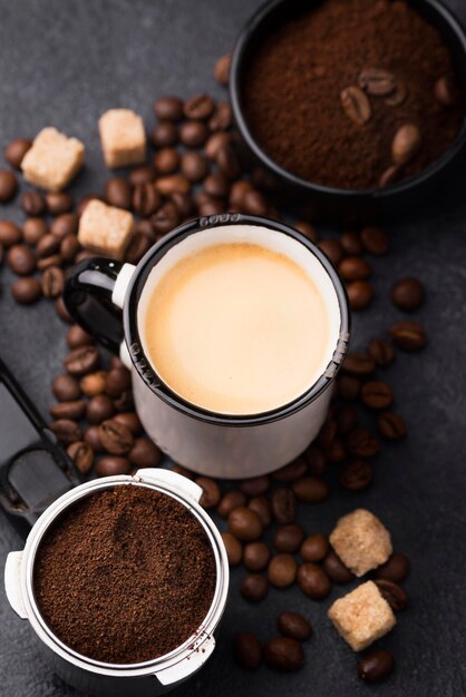 Tazza con caffè e chicchi di caffè accanto