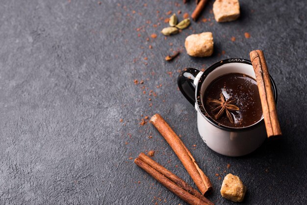 Tazza con cioccolata calda e cannella con copia-spazio