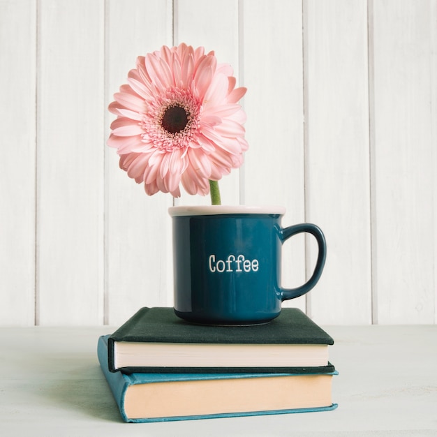 Tazza con fiore sui libri