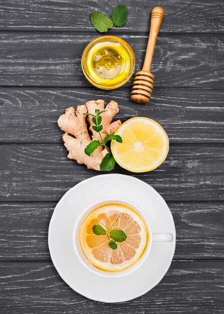 Tazza con tè al limone e miele sulla scrivania