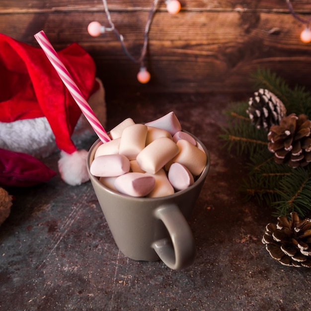 Tazza con tubo di plastica e marshmallow