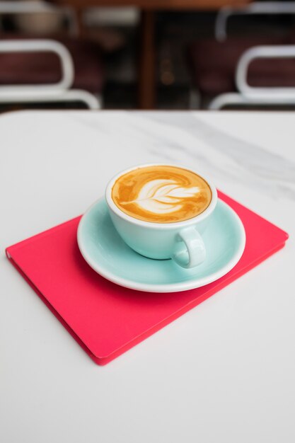 Tazza da caffè ad alto angolo sulla terrazza