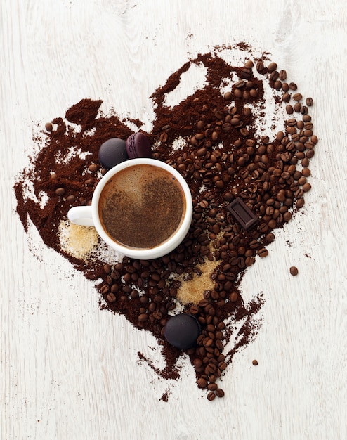 Tazza da caffè con chicchi di caffè