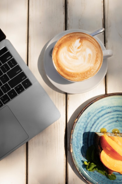 Tazza da caffè e laptop con vista dall'alto