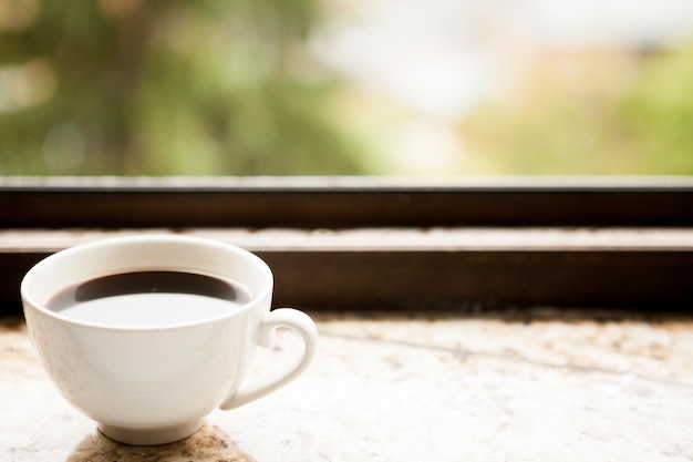 Tazza da caffè sul davanzale della finestra. Caffè del mattino