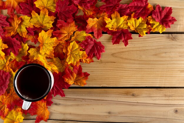 Tazza da tè con foglie d'autunno