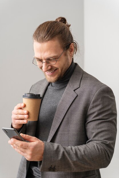 Tazza della holding dell'uomo di smiley del colpo medio