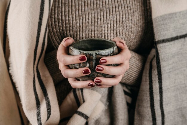 Tazza della holding della donna di vista frontale