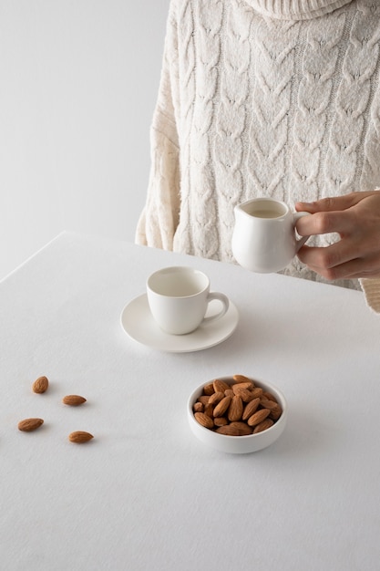 Tazza della tenuta della mano ad alto angolo