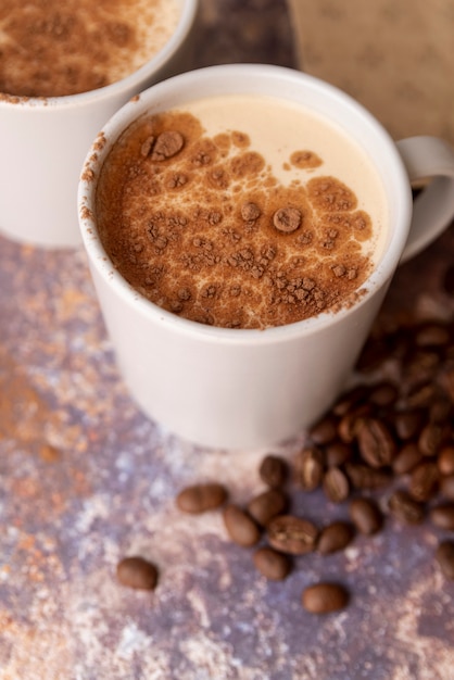 Tazza di caffè ad alta vista con cacao in polvere
