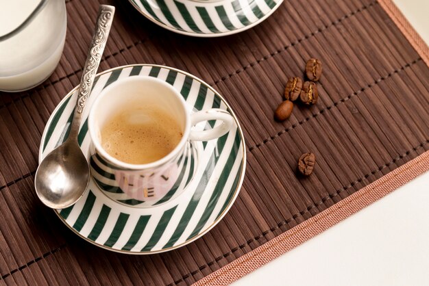 Tazza di caffè ad alta vista sul tavolo