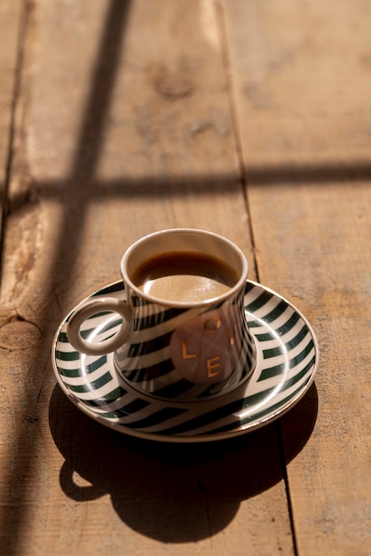 Tazza di caffè ad alta vista sul tavolo