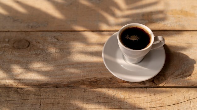 Tazza di caffè ad alta vista sul tavolo