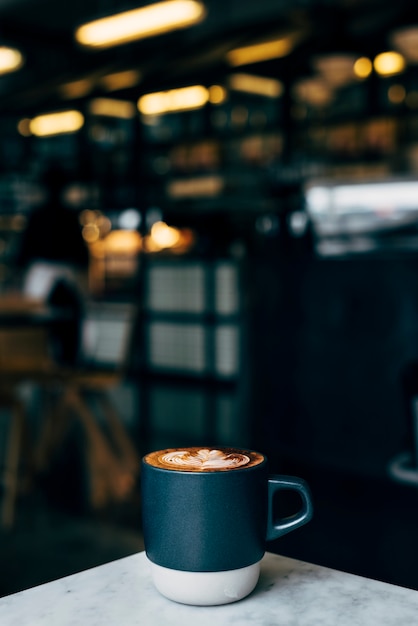 Tazza di caffè al tavolo del caffè