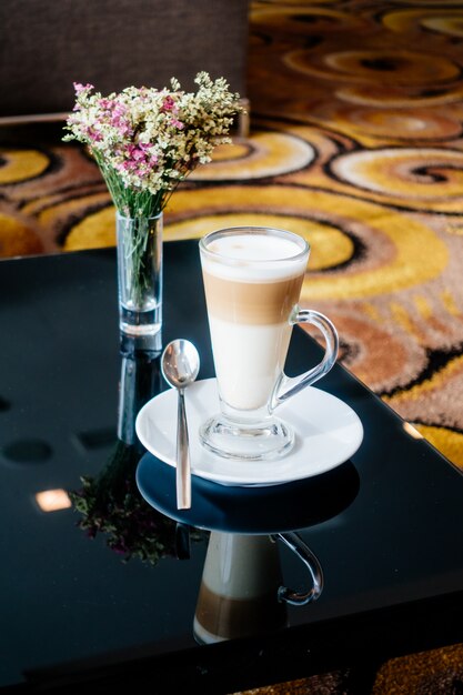 Tazza di caffè calda di latte sulla tabella