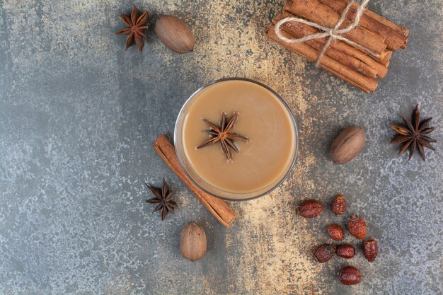 Tazza di caffè con bastoncini di cannella su sfondo marmo. Foto di alta qualità