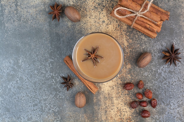 Tazza di caffè con bastoncini di cannella su sfondo marmo. Foto di alta qualità