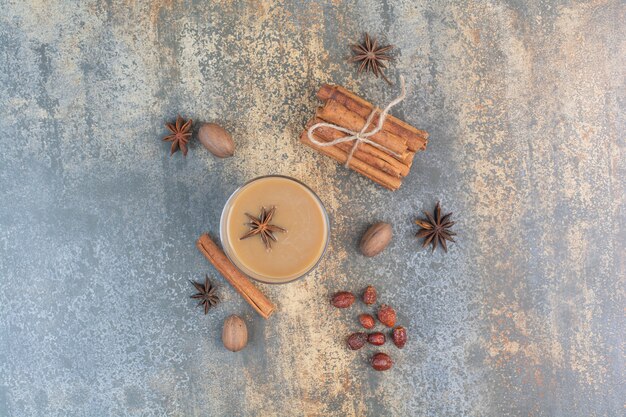 Tazza di caffè con bastoncini di cannella su sfondo marmo. Foto di alta qualità