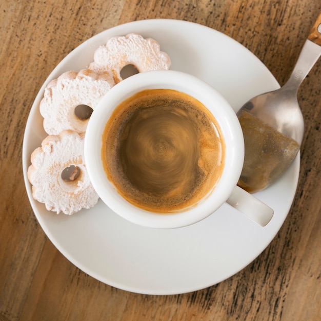 Tazza di caffè con biscotti