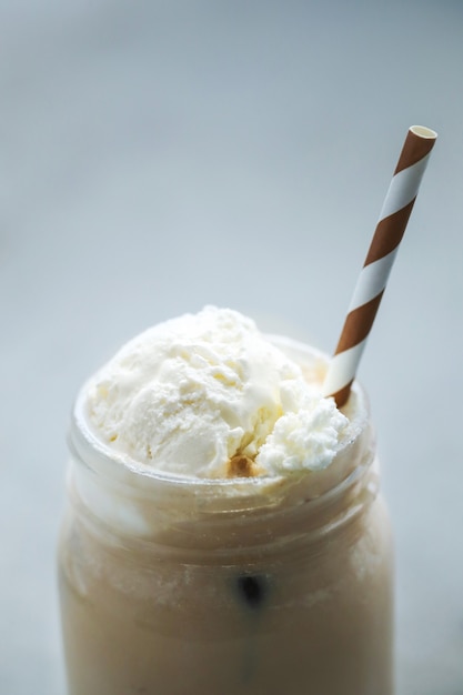 Tazza di caffè con caramello e panna montata