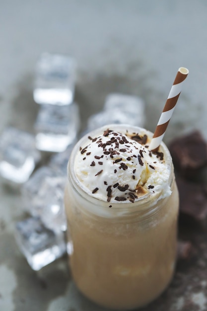 Tazza di caffè con caramello e panna montata