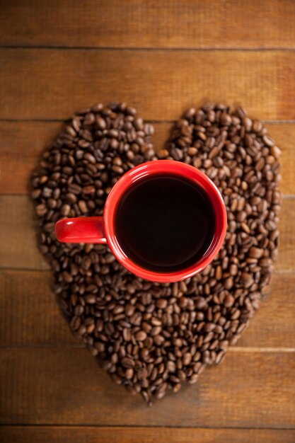 Tazza di caffè con cuore a forma di chicchi di caffè