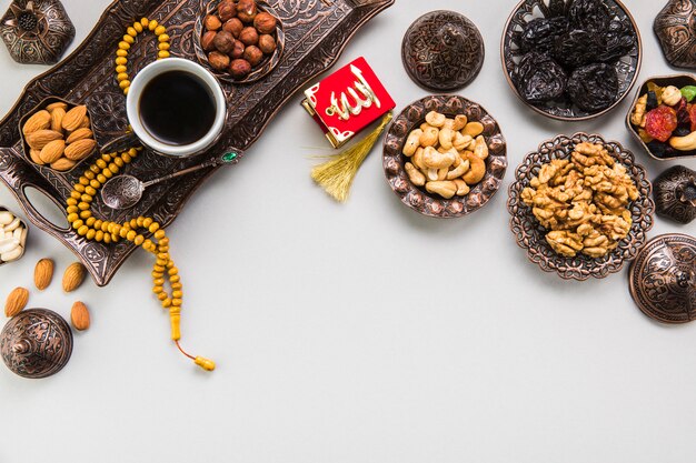 Tazza di caffè con diverse noci e perline