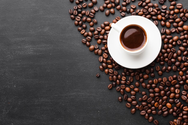 Tazza di caffè con fagioli arrostiti