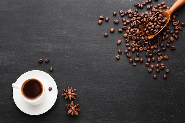 Tazza di caffè con fagioli e anice