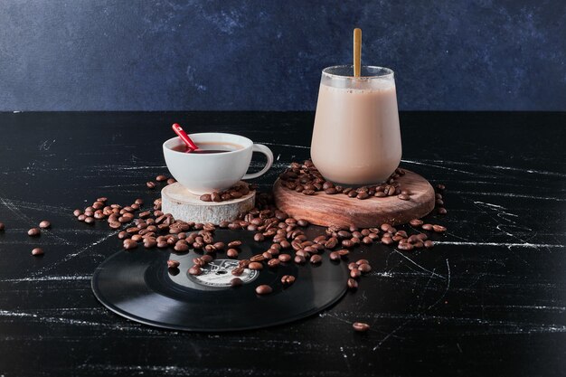 Tazza di caffè con latte e cannella.