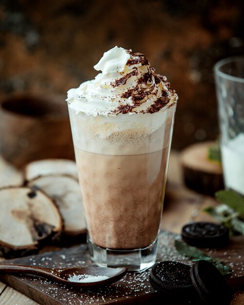 tazza di caffè con panna montata e granelli di caffè