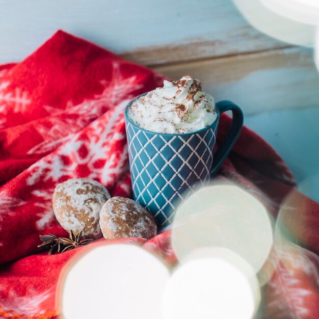 Tazza di caffè con panna montata e pan di zenzero