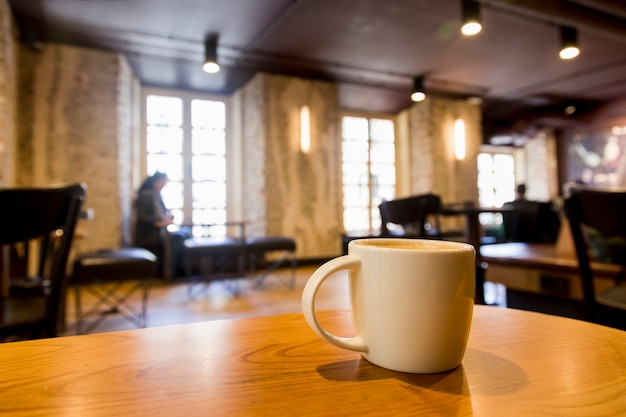 Tazza di caffè con sfondo sfocato