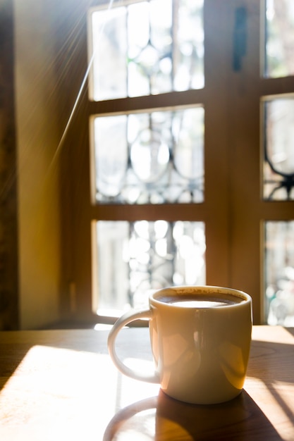 Tazza di caffè con sfondo sfocato