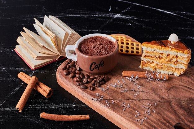 Tazza di caffè con una fetta di torta al caramello.