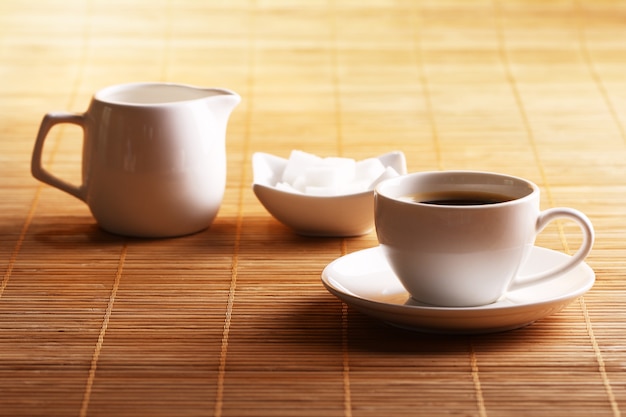 Tazza di caffè con zucchero e panna