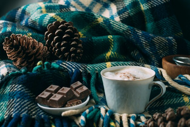 Tazza di caffè del primo piano con una coperta