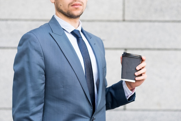 Tazza di caffè della holding dell&#39;uomo d&#39;affari