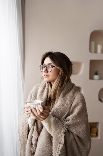 Tazza di caffè della holding della donna del colpo medio