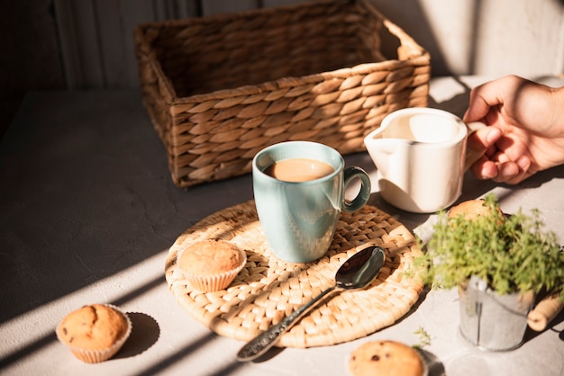 Tazza di caffè di vista frontale con latte