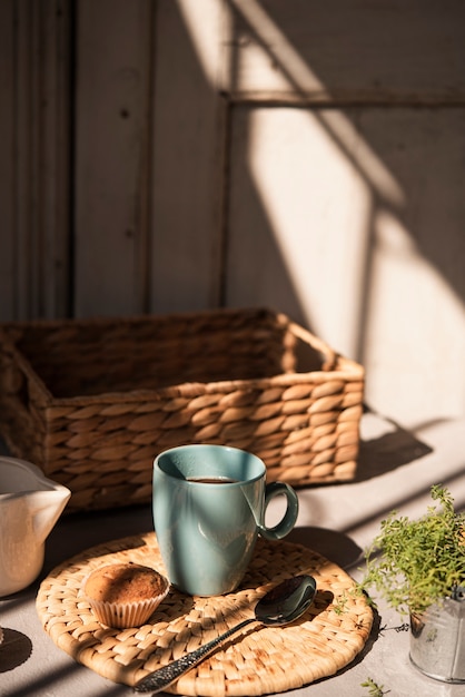 Tazza di caffè di vista frontale con un muffin